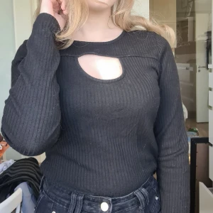 Ribbad topp - En ribbad långärmad topp med håldetalj. Köpt från Zalando några år tillbaka, bra skick fortfarande 