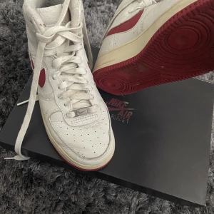 High Nike air forces  - Röda airforces som är jättesköna. Säljer endast för att jag tröttnat på dom men endast använda ett ex antal gånger. Smutsiga men går definitivt att få bort därav inga skador på skorna 