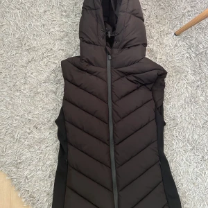 Zara väst - Supersnygg väst köpt på zara i våras men har inte kommit till användning. Använd ca 2-3 ggr och därför i nyskick. Nypris 399. Kontakta vid frågor! 💗