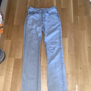 jeans  - säljer dessa jeans eftersom de aldrig kommit till användning. Inga defekter💘