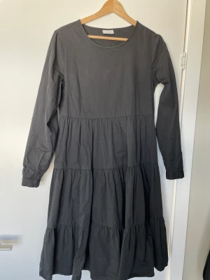 Klänning - Härlig volangklänning i bomull. Använd och lite ”tvättad” look, men fin till vardags. 