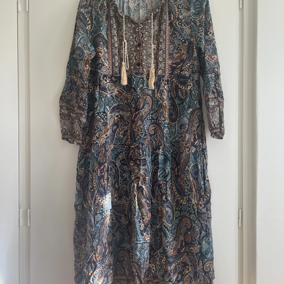 Mönstrad maxiklänning  - 90