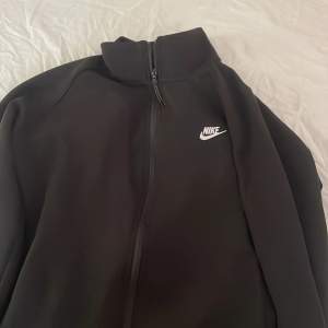 Nike tracksuit oanvänd  