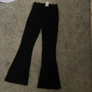 Utsvängda svarta byxor - Ett par basic svarta byxor i storlek S, köpt på Ginatricot. Frakten diskuteras privat.