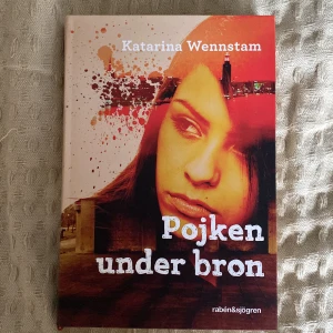 Bok - Helt oläst/oöppnad bok ❤️inga märken eller någonting alls på den eftersom jag beställde den för bara några veckor sedan från Aldibris och läste den aldrig, ordinarie pris var omkring 275kr