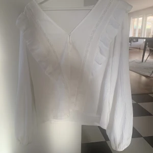 Ny blus - Helt ny blus tog just av prislapparna endast använd en gång🩷storlek M men passar mig som brukar ha 34/36🙏står tyvärr inget märke