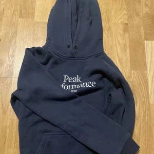 Peak hoodie  - Peak performance tröja använd några gånger bara för det inte riktigt är min stil storlek XS
