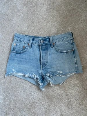 Shorts  - Ett par Levis shorts i storlek 24 knappt använda. Dem är i väldigt bra skick❤️