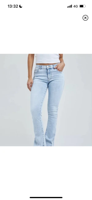 Low waist jeans - Ett par ljus blåa low waist jeans från bikbok❣️storlek Xs i midja o 31 i längd. Dem sitter fint på kroppen och är super sköna! Nypris 600! Super bra skick på de dessutom. Skriv för fler bilder, frågor eller prisförslag 🥰🥰