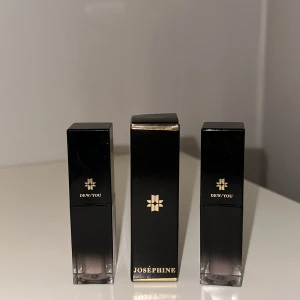 Josephine Cosmetics Highlighter - Med Joséphine Cosmetics guldskimrande highlighter, i nyansen “Claire”, får du snabbt en dewy finish på ansiktets högsta punkter. Joséphine Cosmetics skapar vegansk makeup som andas lyx och glamour. Oanvända och oöppnade. Säljer 2 st Kan sälja dem separat