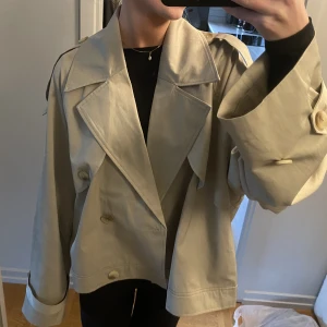 Trenchcoat Josefine HJ x NAKD - Trenchcoat Josefine HJ x NAKD använd enstaka gånger, storlek 42, jag på bilderna har normalt storlek S i tröjor. Helt slutsåld. Nypris 999kr🥰