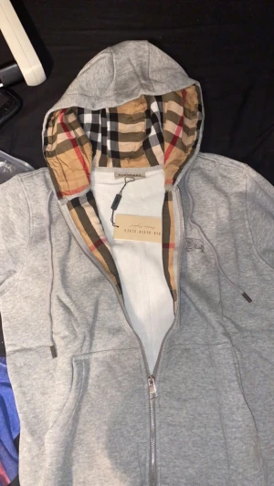 Burburry kofta - Helt ny burburry kofta aldrig andvänd.