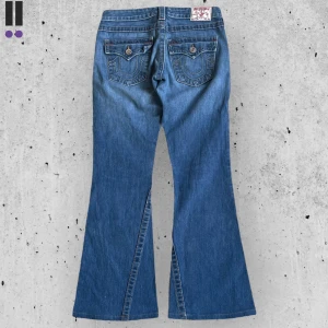 lågmidjade bootcut 700 true religion jeans - True Religion jeans i model Joey 💜 Tag 28W 💜Midja (rakt över) 40cm 💜 Innerben 78cm 💜 Ytterben 96cm 💜 Benöppning 24cm 💜  💜Våra mått blir W=31, L=30 💜 Men jämför alltid måtten💜700
