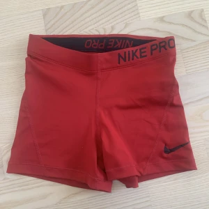 Nike pros  - Trendiga, röda Nike pros i storlek S 💗  Inga defekter - aldrig använda 🥰 Skriv privat via intresse eller vid frågor om mått/fler bilder 🥰