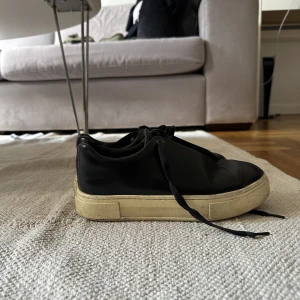Eytys  - Säljer mina Eytys i befintligt skick! Storlek 38. Lite gula sulor, men går säkert att få dom vita igen. Säljer pågrund av att dom inte används. 