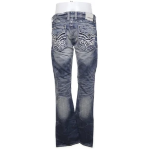 baggy jeans från Affliction me feta detaljer🤩 - midja 90 cm o innerben ca 90 ytterben ca 110 cm. köpte dem med lappen kvar och använt bara några få gånger alltså fortfarande helt defektfria! 