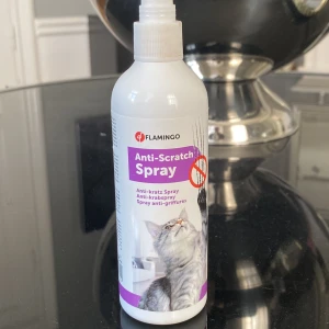 Anti-klös för katter | Flamingo - En väldigt effektiv sprej som gör att katter inte klöser på b.la möbler, gardiner, mattor osv. Har använt denna så ca 95% av flaskan kvar. Sprejen luktar även av citron vilket får hemmet att lukta fräscht. Sprejen lämnar ej märke OBS: Flaskan saknar lock.