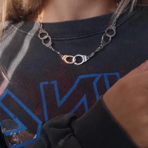 Halsband - Jättefint halsband, aldrig använt. 80kr. Kan mötas upp i Stockholm, T-Centralen