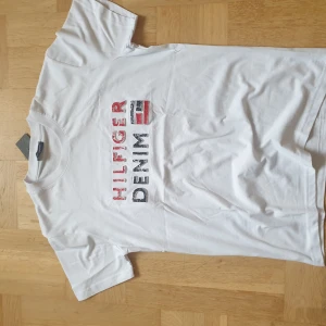 Tommy Hilfiger Tröja - Storlek S fick den i present men den är för liten för mig