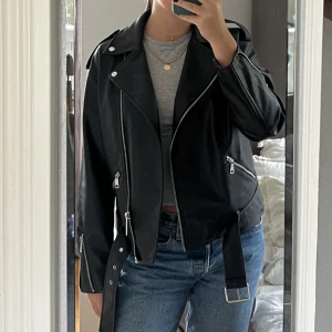 Oversized skinnjacka - Rejäl oversized skinjacka i läderimitation från missguided. Är i storleken 36, vilket är min normala storlek. Fina silvriga detaljer och perfekt nu till hösten. Använd några gånger men har inga tecken på användning.