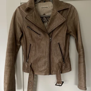 Rock’n blue vintage skinnjacka  - Snygg vintage skinnjacka från Rock’n blue i storlek xs. Säljer pga storlek,passar inte längre 🌸 skicka dm för mer bilder 