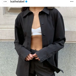 LXA Skjorta. - Brun skjorta från LXA. Linn Ahlborgs märke. Har även byxorna om det är intressant. Jättebra kvalite, lite tjockare i tyget. Men används tyvärr inte. Nästan oandvänd.