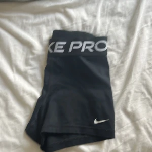 Nike pro shorts - Jätte fina Nike pro shorts. Säljer pga det tyvärr inte kommer till användning längre. Storlek S men funkar till XS också. Ganska små i storleken 
