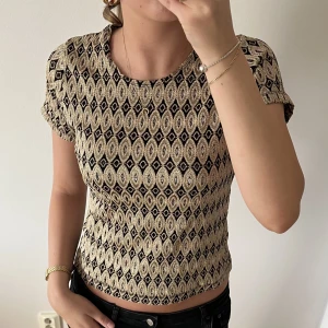 Mönster topp  - Jätte cool tröja med roligt mönster! Säljer då den inte kommer till användning. Är i storlek M och säljer för 100kr.