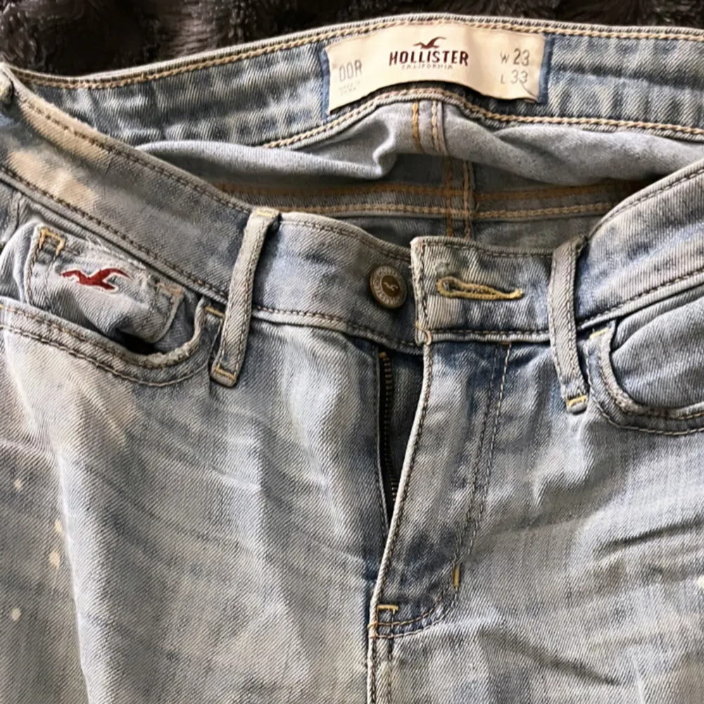 Hollister byxor i strl w23 Hade sagt en xxs  Håliga på baksidan perfekt till spex eller halloween liknande eller bara våga ha dem så.. Jeans & Byxor.