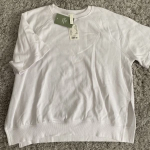 Vit sweatshirt - Jag säljer en oanvänd vit sweatshirt utan långa ärmar 