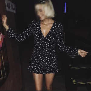 Klänning chiquelle  - Supersöt prickig klänning från chiquelle med knytning 