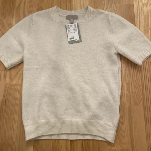 Stickad t-shirt - Lägger ut igen pga oseriös köpare 💗