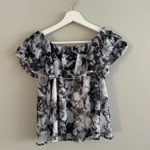 Blus - Jättesöt blus från bikbok, går att ha som på bild men även offshoulder! 