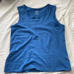 Baby tank  - Barn linne för 7-8 år men passar mig som är en S-M i linnen, lite kort dock. Gjort på 100% ekologisk bomull 