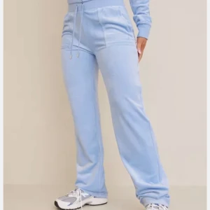 Juicy byxor  - Säljer ljus blå juicybycor i ny skick, inga metall delar som trillat av.(lånade bilder) köparen står för frakt och vid fler frågor kom privat💕