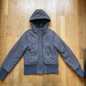 Divided Olivgrön Jacka - En sjukt snygg och varm jacka som passar perfekt dock för dig som vill ha en tight cropped jacka med snygga detaljer.  Storlek 38 enligt lappen, sitter ungefär som en tight medium.  Priset går att förhandla, mötes upp centralt Stockholm och fraktar :) 