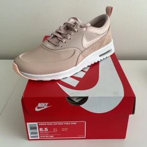 Oanvända sneakers - Helt oanvända sneakers från Nike i storlek 40. Superfin gammelrosa färg & slittålig ovandel, perfekt för hösten :)