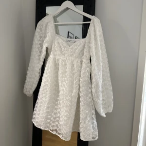 Studentklänning  - Såå fin klänning perfekt till studenten. Haft den endast en gång. Från Ida Carlsons kollektion med NAKD. 💕💕