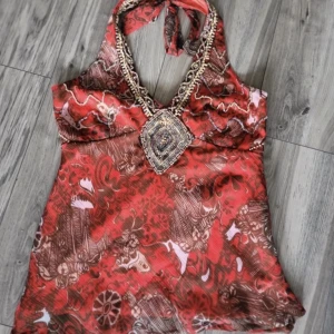 Söt halterneck topp - Säljer denna röda snygga halterneck topp perfekt färg för hösten💓