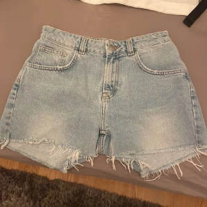 Trendiga jeansshorts  - Sjukt snygga jeans shorts stl XS från bikbok med slitningar nedtill, knappt använda då de var lite för små för mig. Lite längre vid rumpa/lår vilket jag gillar. Tveka inte på att höra av er vid frågor eller mer bilder!💗 Köpare står för frakten 