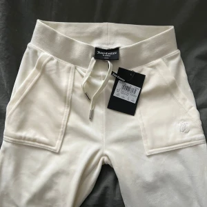 Juicy Couture Byxor - [NYSKICK] Säljer mina jättefina Juicy byxor eftersom dem inte kommer till någon användning 💔 passar både XS och XXS