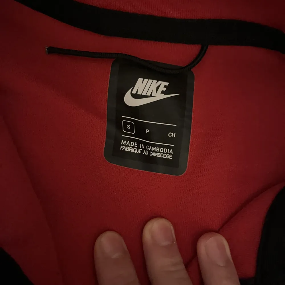 Säljer denna Nike techen i storlek S. Den är lite använd. Pris kan diskuteras!. Hoodies.