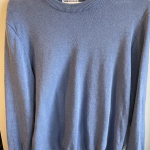 Zara Sweatshirt - Ljusblå Sweatshirt från ZARA. Kommer inte till användning. Skriv vid frågor eller annat, pris kan diskuteras.
