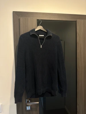 Zara half zip tröja  - En mörkblå half zip tröja jag köpte förra året som nu är för liten. Cond 8,5/10! Skriv gärna om ni har frågor. Köparen står för frakten📦