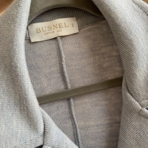 Busnel koftor den ena ljusblå den andra benvit  - Båda i storlek 40  Vid köp av båda paketpris 4000:-