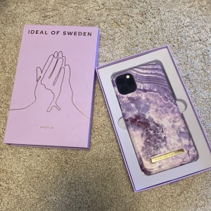 Mobilskal ideal of Sweden - amethyst - iPhone 11 - Mobilskal från ideal of Sweden till iPhone 11. Lite missfärgning på loggan, samt lite smått repig. Orginal förpackning finns. Övrigt så är det en hel ram, säljer på grund av byte av mobil.