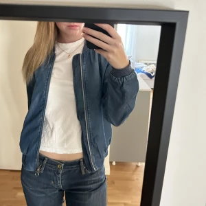Jacka - Bomberjacka i jeansfärg. Skriv i dm vid frågor☀️☀️