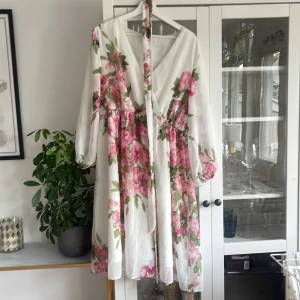 Klänning  - Sommarklänning, går även bra att amma i. 