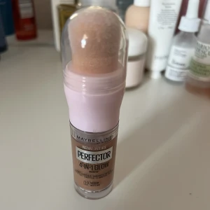 Maybelline 4-1 - En super fin maybelline 4-1 färg . Säljer på grund av att den inte kommer till någon använding, har bara provats 1-2 gånger utan spongen. Prisade kan diskuteras. Skriv om ni har frågor🫶🏼