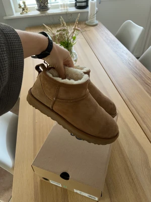 Ugg ultra mini  - Säljer nu mina ugg ultra mini då dem ej kommer till användning. Använda några få gånger så fint skick! Storlek 39. Kommer med box och tillbehör. 